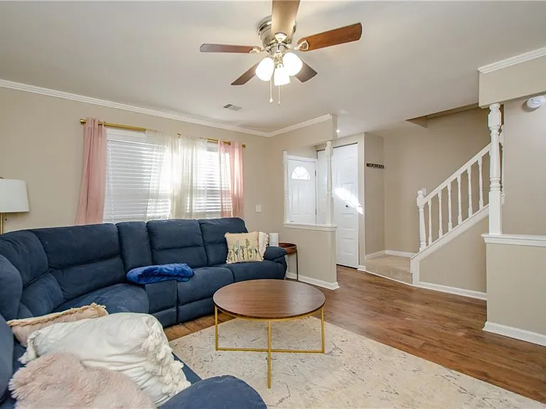 1066 Wedgewood Ln — Photo 3