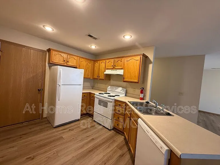 1132 S Clifton Ave — Photo 8