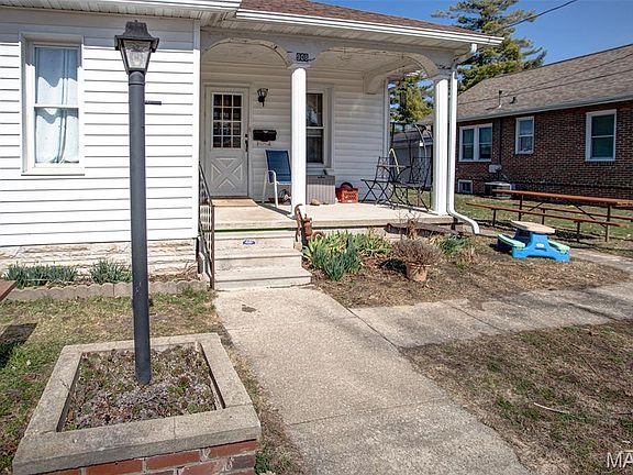 3rd image of 908 Locust St