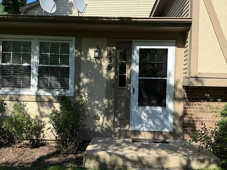 136 Brookwood Ct — Photo 2