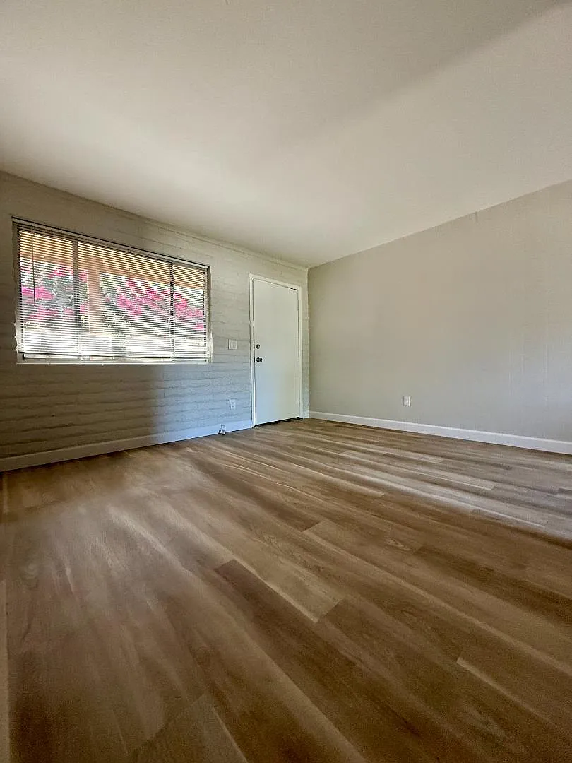 Unit Photo - 825 E 5th St #B