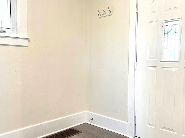 2331 Los Angeles Ave — Photo 2