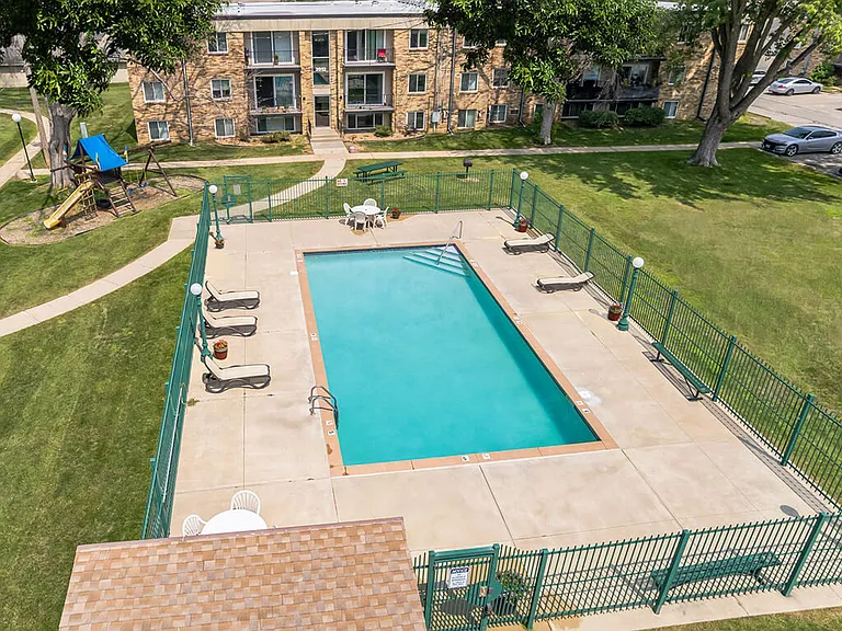 Winchester Apartments & Townhomes — Photo 11
