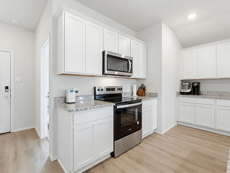 162 Ellenora Dr — Photo 3