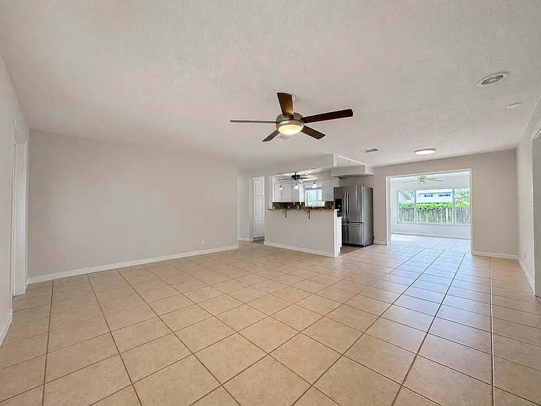924 SE 8th Ct — Photo 4