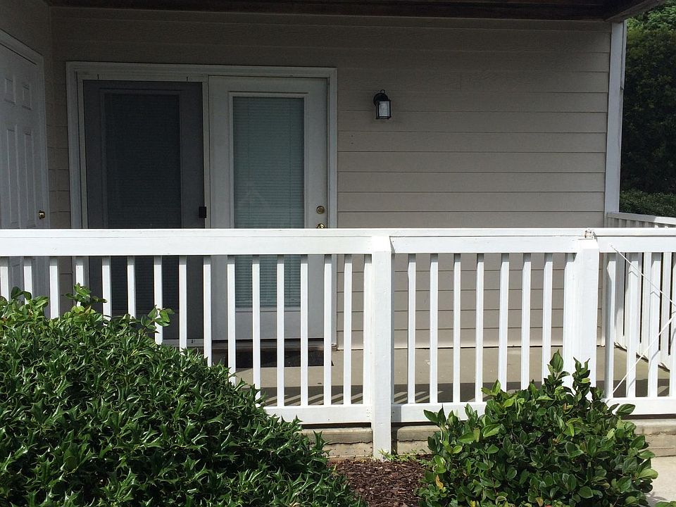 Patio with gate parking spots right outside back gate!!!