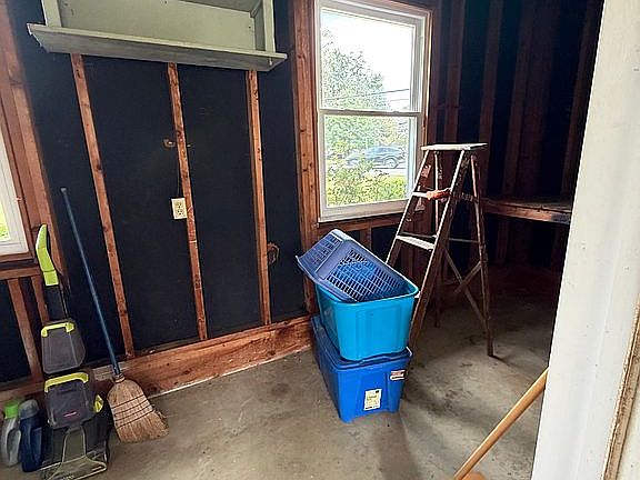 Laundry/ Storage room