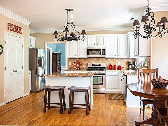 Kitchen & Eat-In Dining Area