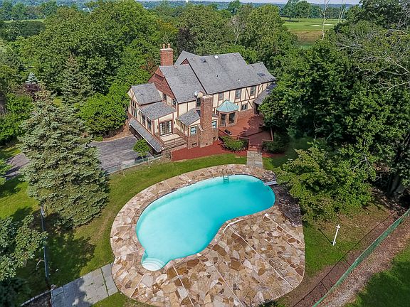 2nd image of 598 Prospect Ave