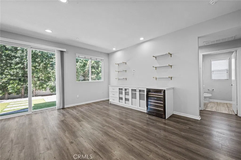 5 bed, 2247 sqft, $5,500 — Photo 3