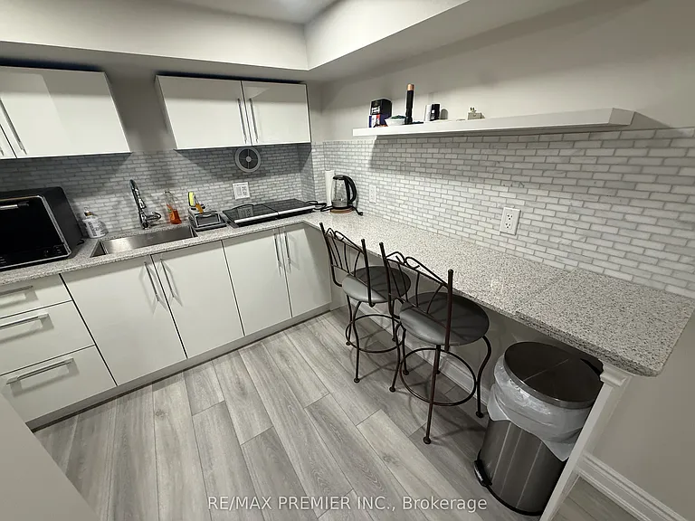 77 Largo Cres #LOWER — Photo 7