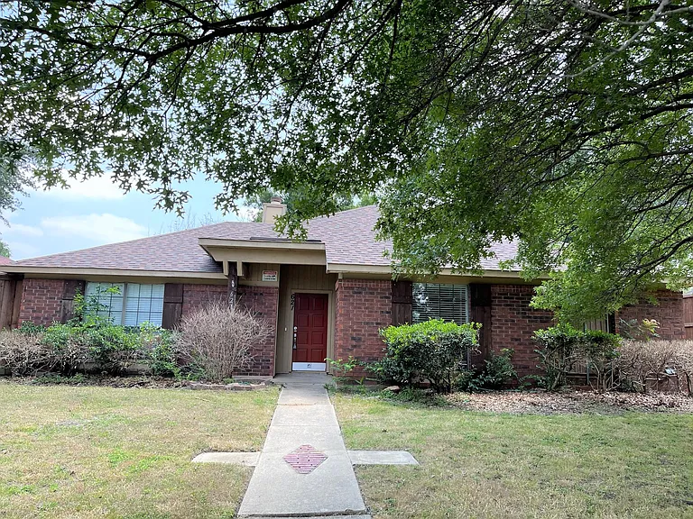621 Phillips Dr — Photo 1