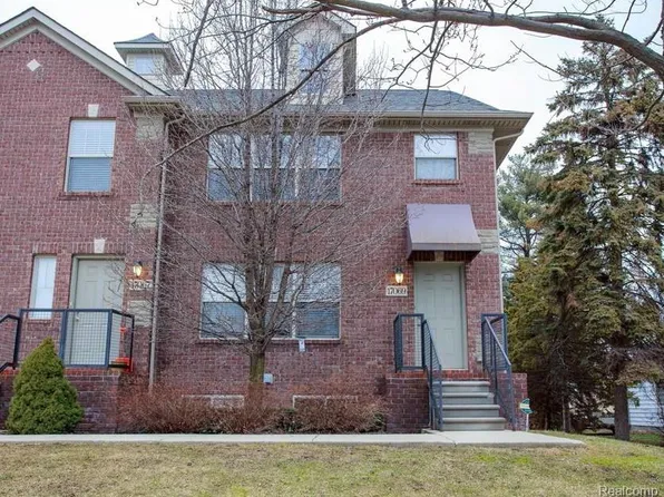 17069 E Forteen Mile Rd #8, Fraser, MI 48026