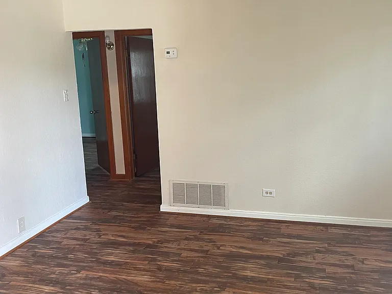 141 W Dickson Ave — Photo 2