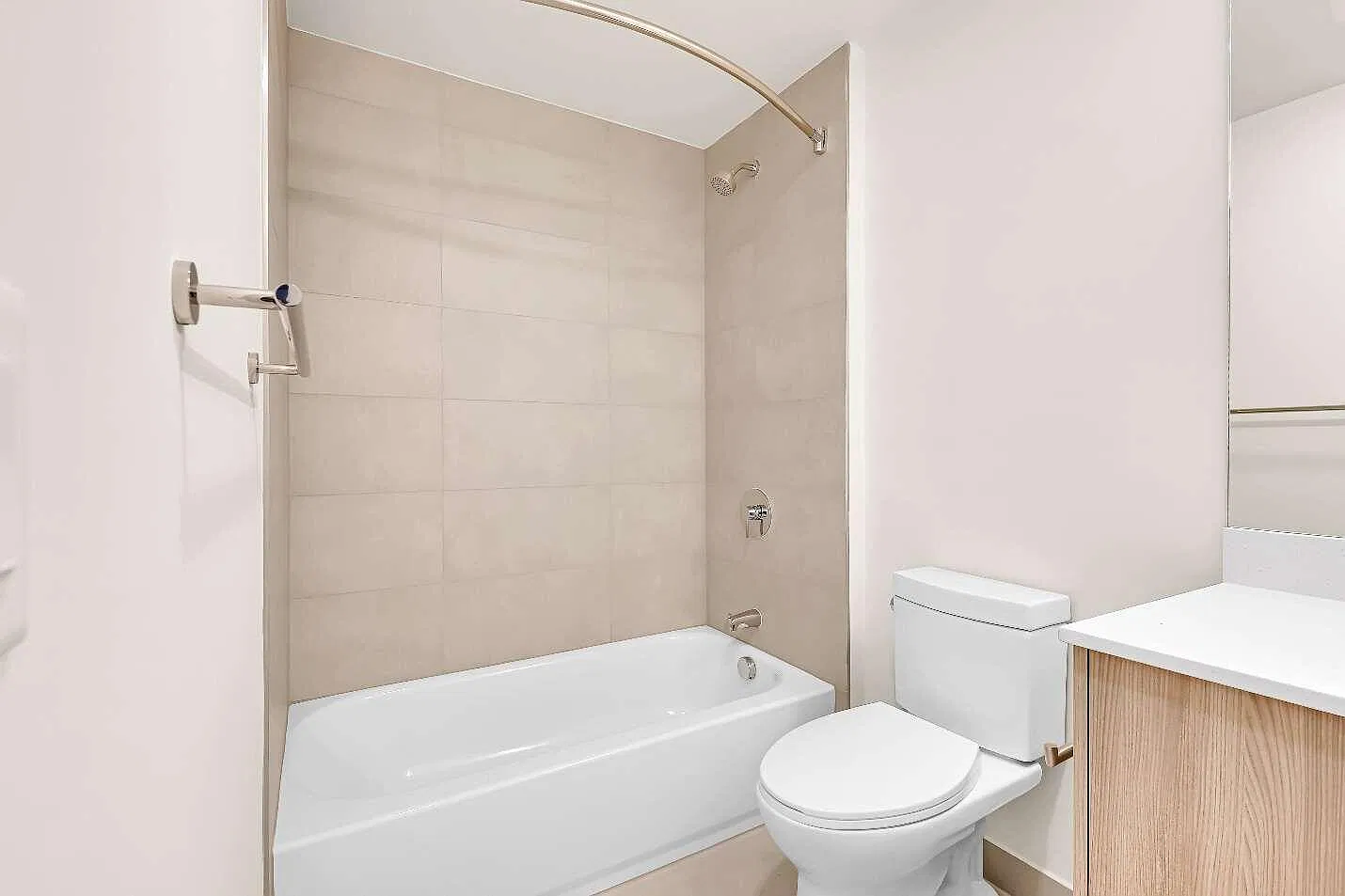 Studio, 1.0 bath, 589 sqft, $2,400 — Photo 2