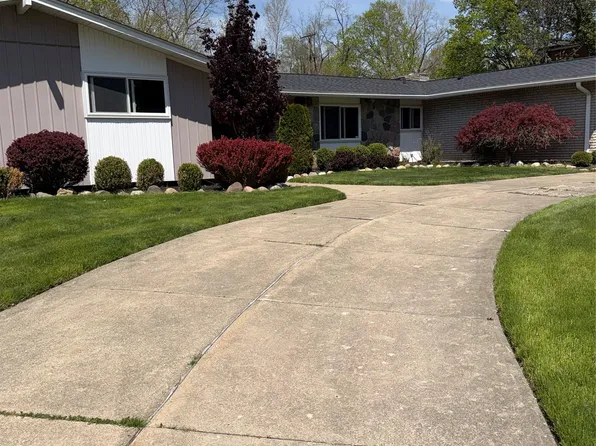 21730 Riverview Dr, Beverly Hills, MI 48025