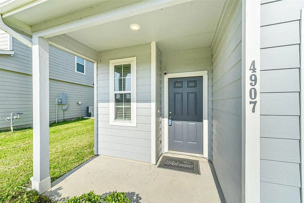 4907 Luke Mathew Dr in Rosharon, TX 77583 — Photo 2
