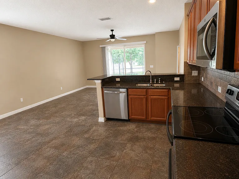 1932 Varick Way — Photo 10