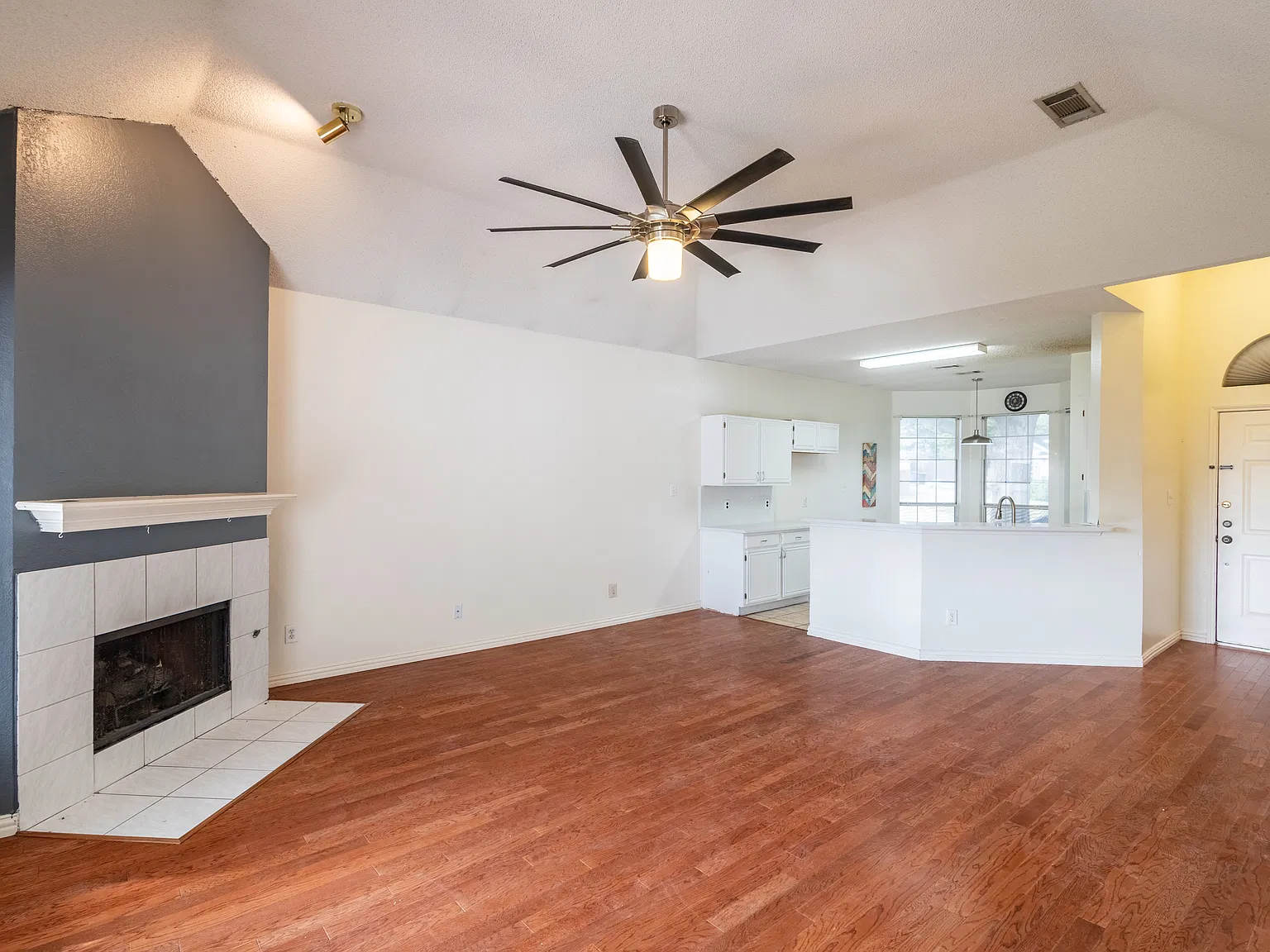 3 bed, 1430 sqft, $2,100 — Photo 4