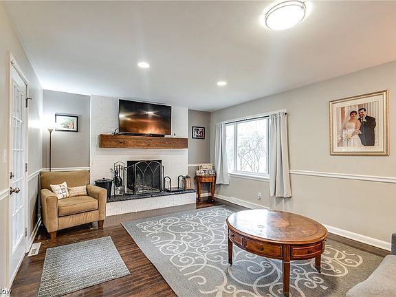5th image of 572 Evergreen Dr