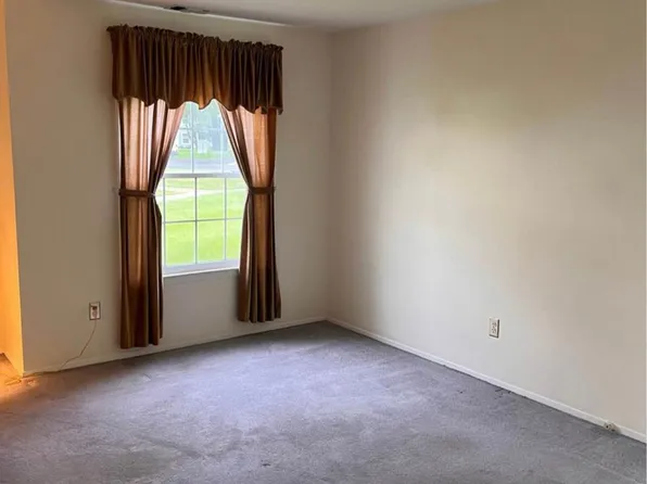 14 Fairview Cir, Middle Island, NY 11953