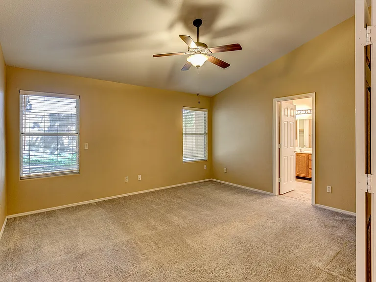 431 N Leoma Ln — Photo 9