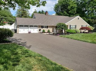 8 Flamingo Rd, Levittown, PA 19056