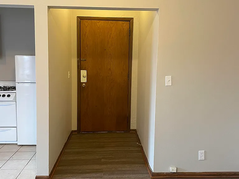 Yale Place Apartments — Photo 3
