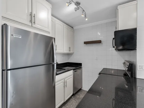 25-40 Shore Boulevard image 7 of 25