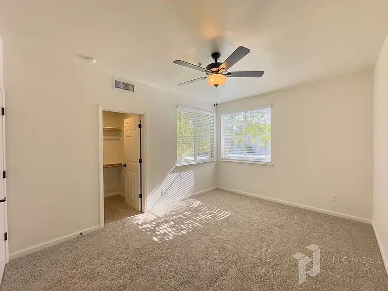 Sterling Oaks Luxury Apartments — Photo 44