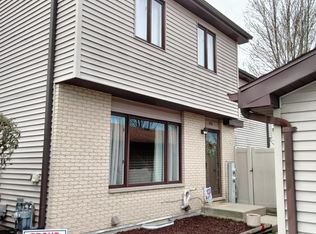 242 E Woodlawn Rd, New Lenox, IL 60451