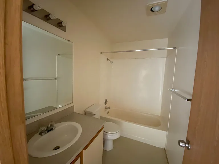 University Court Apartments — Photo 51