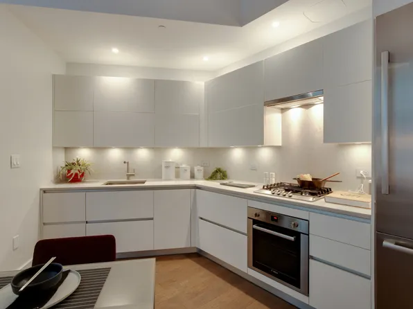 222 East 44th Street 28M image 1 of 9