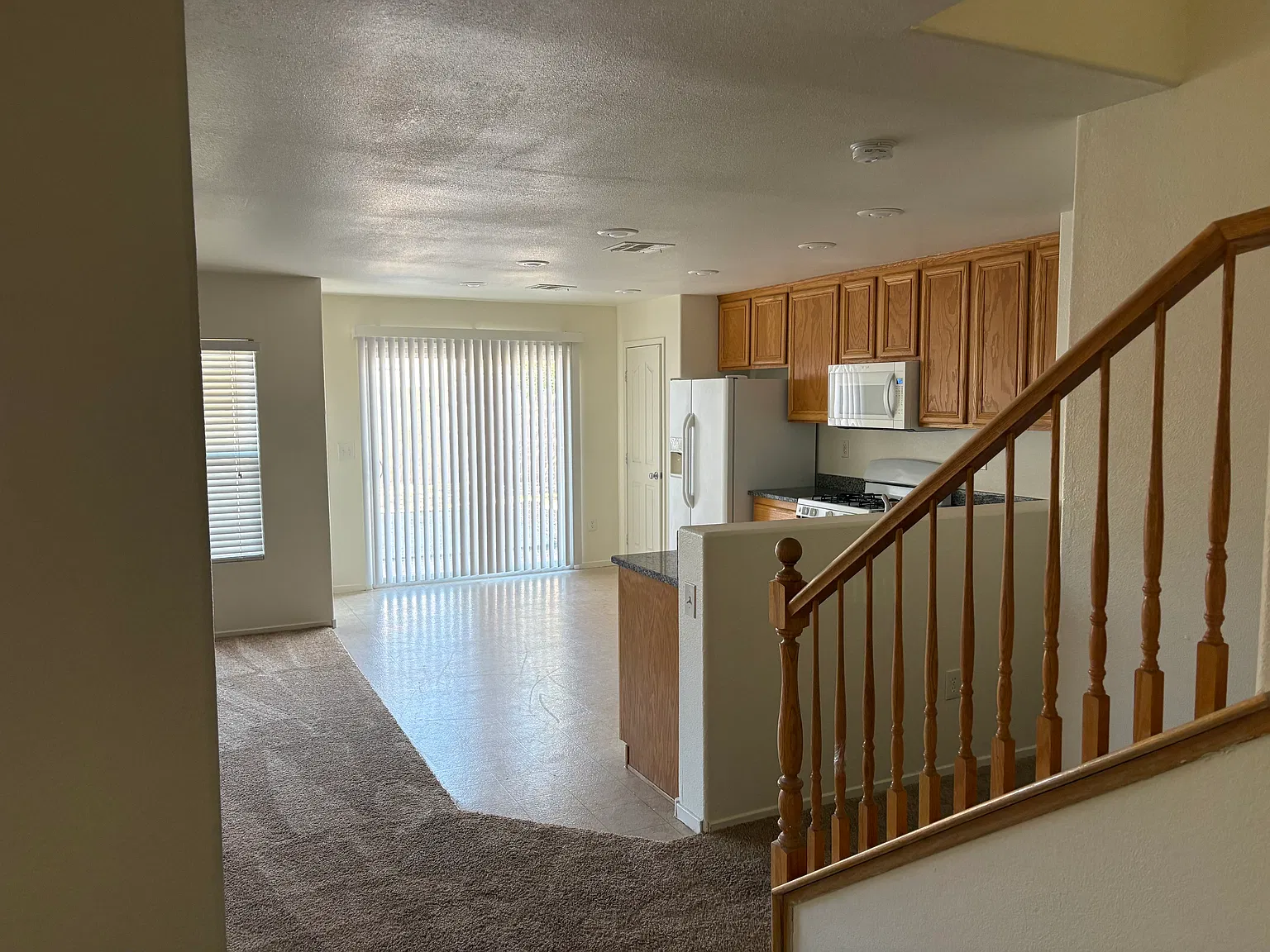 3 bed, 2.5 bath, 2480 sqft, $2,300 — Photo 3