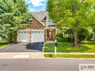77 Andover Dr, Kendall Park, NJ 08824
