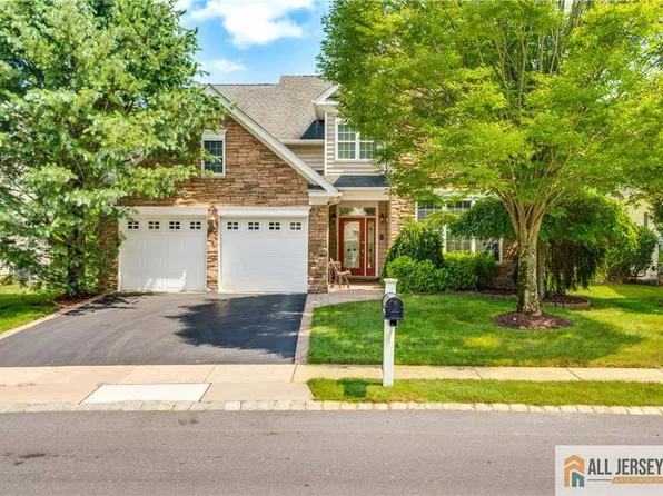 77 Andover Dr, Kendall Park, NJ 08824