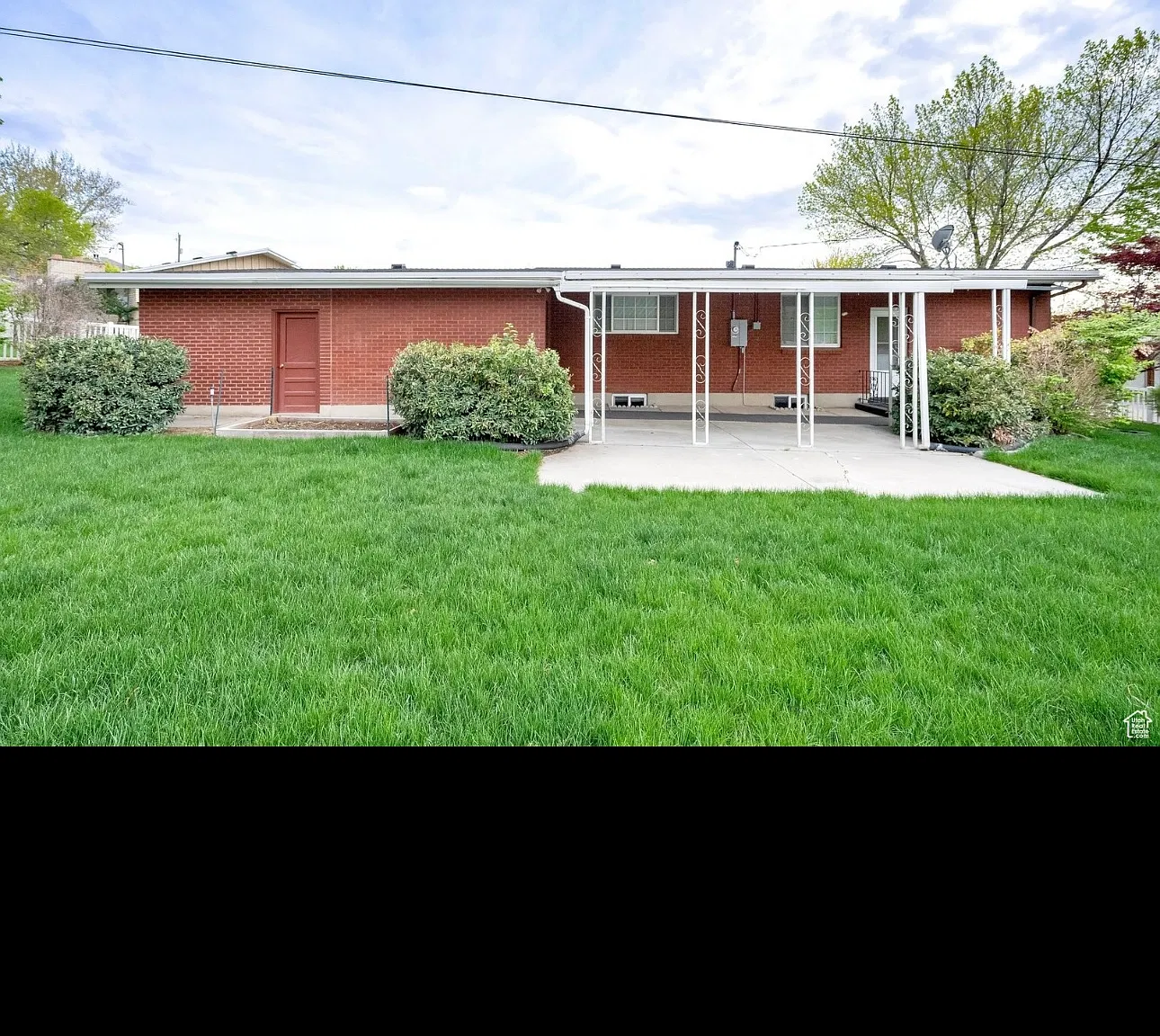4 bed, 2.5 bath, 2200 sqft, $3,200 — Photo 2