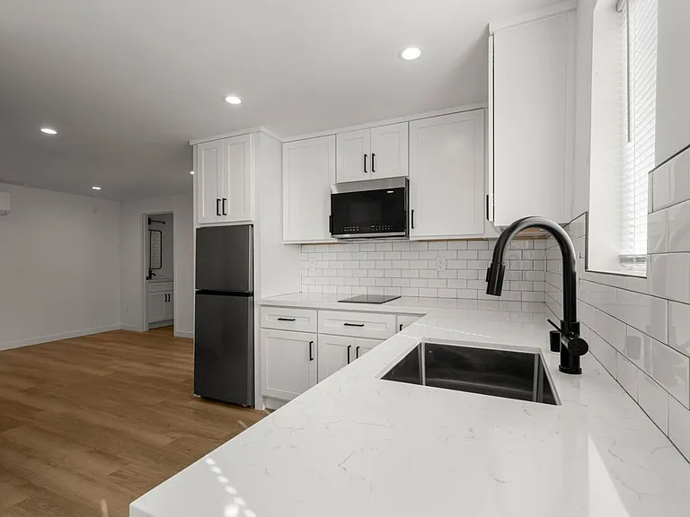 935 S Mariposa Ave — Photo 15