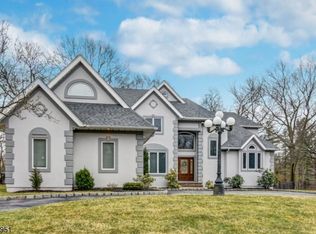 23 Thackery Dr, Roseland, NJ 07068