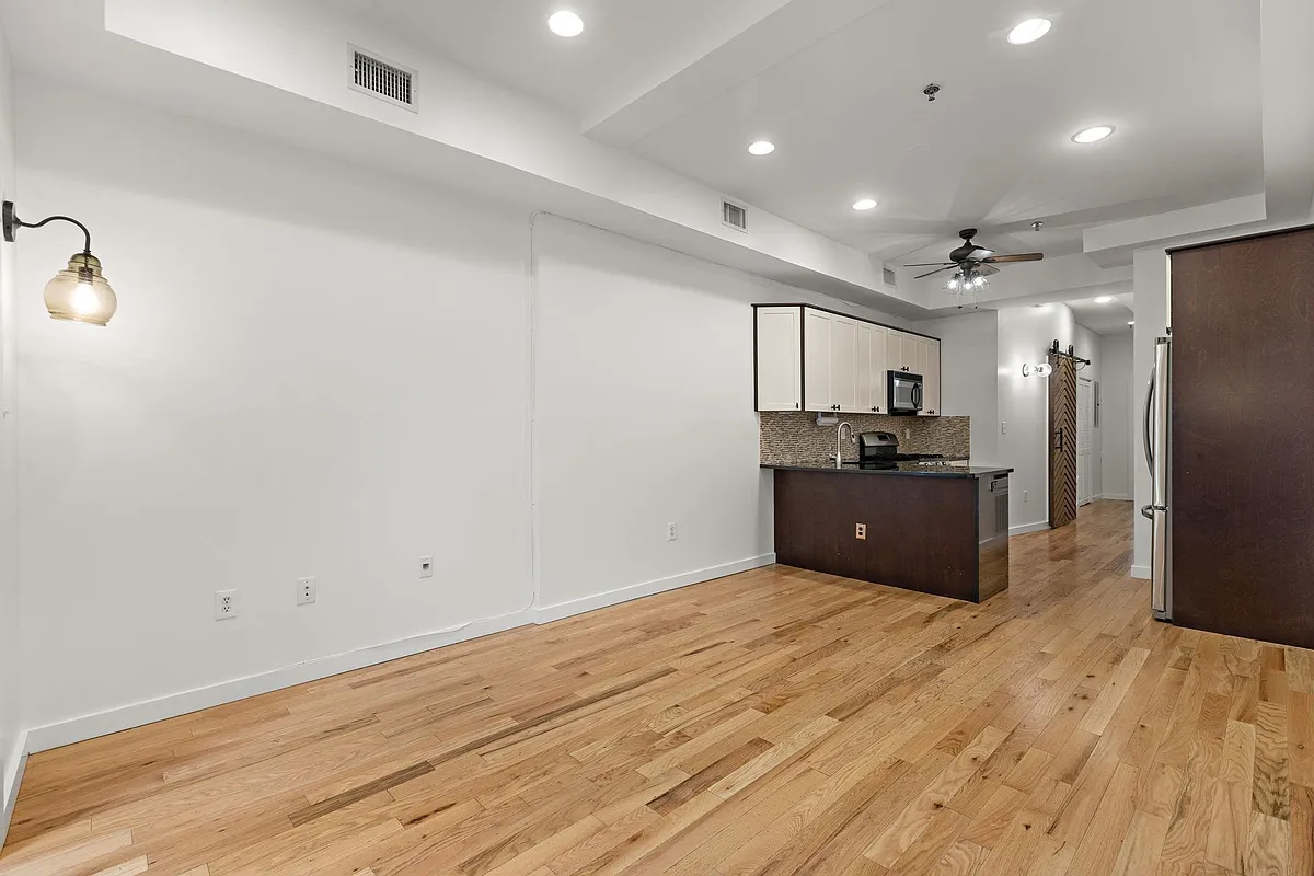 Building Photo - 412 Monroe St #2