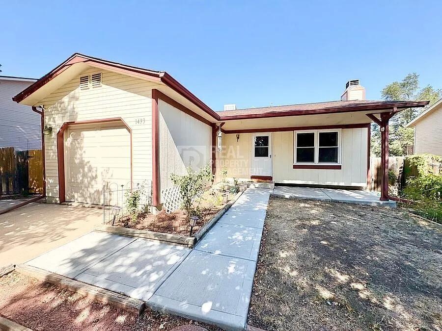 Charming 3BR Home with Fireplace, Fenced Yard & Attached Garage in Side Creek — Photo 1