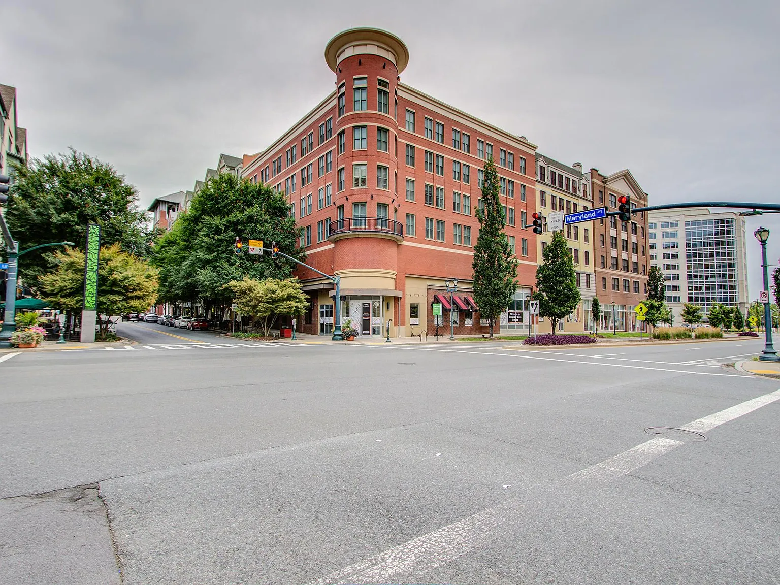 1 bed, 765 sqft, $1,970 — Photo 3