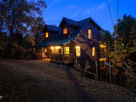 2nd image of 1819 Rhododendron Ln