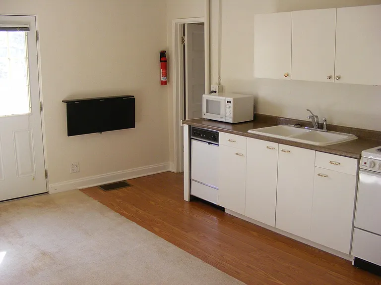 115 N Park St #10 — Photo 3