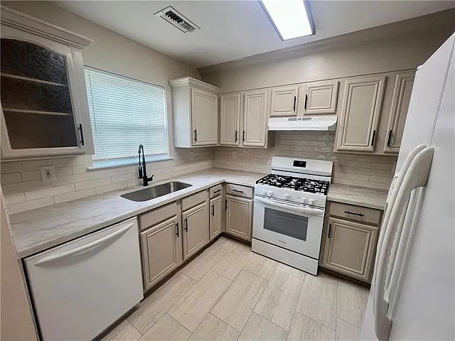 3 bed, 1.0 bath, 1197 sqft, $1,700 — Photo 3
