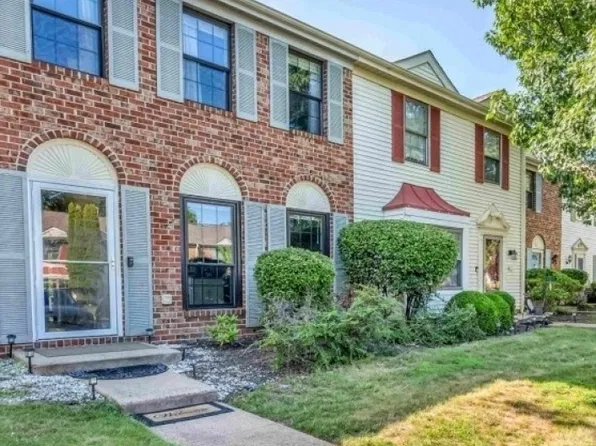 83 Pear Tree Ln, Franklin Park, NJ 08823