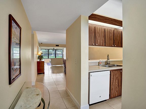 4th image of 6037 Balboa Circle #101
