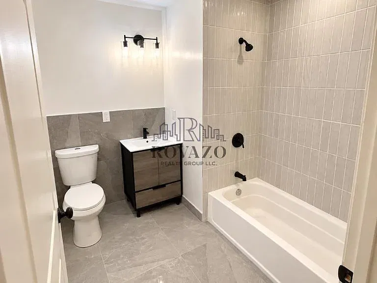 4 bed, 900 sqft, $2,975 — Photo 2