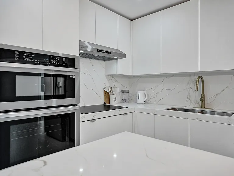 4480 SW 34th Dr — Photo 12