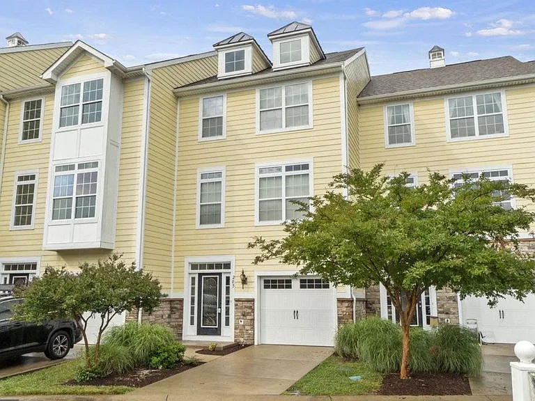 205 Monroe Point Dr — Photo 1